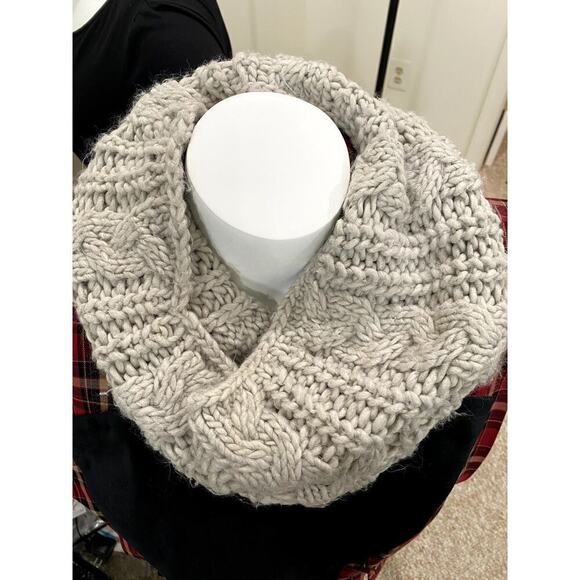 Aerie Crochet Neck Scarf- Size OS (EUC) - Picture 2 of 4